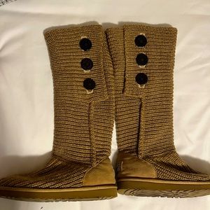UGG • Classic Cardy Tall Knit Boot
Button Sweater Light Brown Size 9